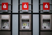 Geldautomaten der Sparkasse - dpa