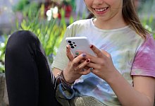 Ein M&auml;dchen mit Smartphone - Mascha Brichta/dpa-tmn