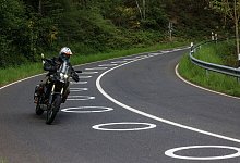 Verkehrsversuch mit Kurvenmarkierung f&uuml;r Motorradfahrer - Oliver Berg/dpa