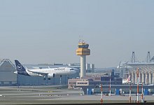 Ein Passagierflugzeug der Fluggesellschaft Lufthansa landet auf dem Flughafen Hamburg Airport. - Marcus Brandt/dpa