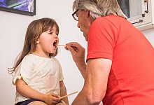 Arzt untersucht den Rachen eines kleinen M&auml;dchens - Christin Klose/dpa-tmn