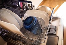 Eine Vase steht in einer Sp&uuml;lmaschine - Christin Klose/dpa-tmn