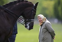 Die britische K&ouml;nigin Elizabeth II. betrachtet bei der Royal Windsor Horse Show ein Dressurpferd (2019). - Andrew Matthews/PA Wire/dpa