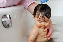 Ein Kleinkind wird gebadet - Mascha Brichta/dpa-tmn