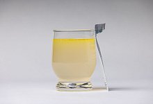 Elektrolytlösung in einem Wasserglas - Philipp von Ditfurth/dpa/dpa-tmn