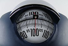 Eine Personenwaage zeigt 101 Kilogramm an - Armin Weigel/dpa/dpa-tmn