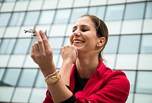 Eine Frau hält ein Modellflugzeug in der Hand - Christin Klose/dpa-tmn
