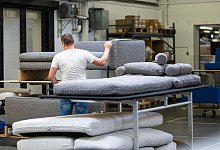 Möbelproduktion in Deutschland - Guido Kirchner/dpa