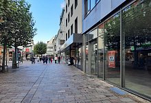 Mitten in der Westernstraße stehen drei benachbarte Geschäfte leer. Laut dem City-Manager gibt es gute Gespräche mit Interessenten. - Marc Schröder