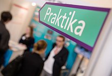 Schild auf Berufsmesse - Franziska Gabbert/dpa-tmn