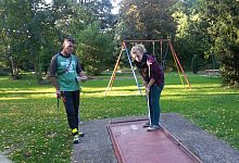 Minigolfen unter B&auml;umen - Buhrmester