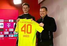 Bayerns neuer Torwart Jonas Urbig (l) - Klaus Bergmann/dpa
