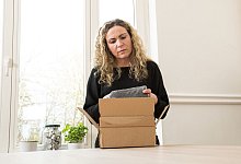 Eine Frau öffnet ein Päckchen - Christin Klose/dpa-tmn