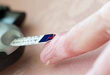 Frau misst Blutzuckerwert - Franziska Gabbert/dpa-tmn