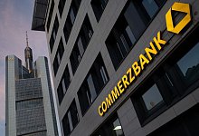 Die Commerzbank sieht sich trotz der wirtschaftlichen Folgen des Ukraine-Krieges auf Kurs zu einem Milliardengewinn. - Sebastian Christoph Gollnow/dpa