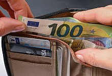 Euro in einer Geldb&ouml;rse - Patrick Pleul/dpa-Zentralbild/dp