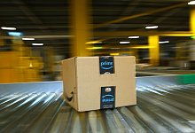 Ein Paket auf dem Laufband eines Amazon-Logistikzentrums - auf Prime-Kunden kommt eine Preiserhöhung zu. - Ronny Hartmann/dpa-Zentralbild/ZB