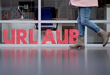 Eine Person läuft an einem Schaufenster vorbei - Sebastian Kahnert/dpa-Zentralbild/dpa-tmn