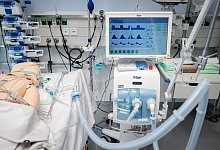 Eine Dummy-Puppe liegt auf einem Bett einer Intensivstation an einem Beatmungsgerät. - picture alliance/dpa