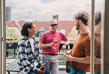 Freunde auf einer Dachterrasse - Zacharie Scheurer/dpa-tmn