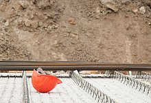 Helm liegt auf dem Boden einer Baustelle - Kai Remmers/dpa-tmn