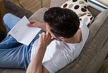 Mann liest einen Brief - Christin Klose/dpa-tmn