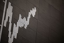 Der Verlauf des Dax wird kurz nach Handelsstart auf der Anzeigetafel in der Frankfurter Börse angezeigt. - Sebastian Gollnow/dpa