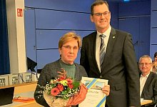 urkunde-frau-schapeler-richter-25-jahre-kommunalpolitsche-aktiv-17122025 - 1 - Stadt Lage