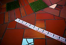 &laquo;Bitte Abstand halten!&raquo; - Foto: Ronny Hartmann/dpa