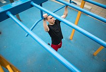 Ein Mann übt Klimmzüge - Christin Klose/dpa-tmn