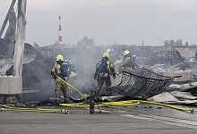 Brand bei Fl&uuml;chtlingsunterkunft am Flughafen Tegel - Carsten Koall/dpa