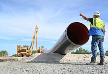 Eine Baumaschine verlegt Rohre f&uuml;r die LNG-Anbindung. - Lars Klemmer/dpa