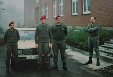 Soldaten posieren vor der NVA. - privat