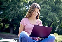 Ehrenamt digital - Foto: Christin Klose/dpa-tmn/Illustration