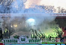 Wolfsburger Fans - Pyrotechnik - Harry Langer/dpa