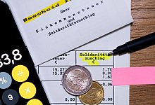 Das Wort «Solidaritätszuschlag» ist auf Steuerbescheid zu sehen - Sven Hoppe/dpa/dpa-tmn