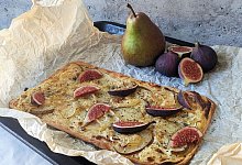 Flammkuchen mit Senfcreme, Birne und Gorgonzola - Doreen Hassek/hauptstadtkueche.blogspot.com/dpa-tmn