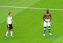 Das Bild des triumphierenden Mario Balotelli brannte sich schmerzhaft ins Gedächtnis der deutschen Fans ein - links Philipp Lahm. - picture alliance / dpa