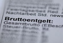 Steuerabgaben und Sozialabgaben auf einer Gehaltsabrechnung - Jens Büttner/dpa/dpa-tmn
