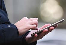 Eine Frau tippt auf einem Smartphone - Christin Klose/dpa-tmn