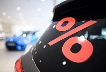 Prozentzeichen klebt auf der Scheibe eines Autos - Sebastian Gollnow/dpa/dpa-tmn