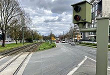 Wer vom Rotlichtblitzer am Adenauerplatz erfasst wird, f&uuml;r den ist wichtig, wie lange die Ampel schon Rot zeigte. Ein Gutachter wirft der Stadt nun vor, diese Zeit falsch zu berechnen. - Jens Reichenbach