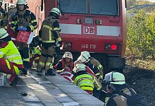 Mann stürzt auf ein Gleis und wird von Zug erfasst - Stephan Witte/dpa