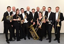 World Brass: Das sind (von links) Francois Bastian (Horn), Christopher Dicken, Sarah Slater, Tom Poulson (alle Trompete), Claude Origer (Posaune), Barry Jurjus (Schlagzeug), Mark Reynolds (Tuba), Lorna McDonald (Bassposaune), Serguei Khmielevskoi (Posaune), Thomas Ratzek (Trompete) und Shwan Grocott (Posaune). - Peter Himsel