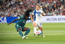Nicole Anyomi (l) setzt sich im Kampf um den Ball durch und erzielt das 3:0 gegen Finnland. - Sebastian Gollnow/dpa