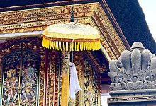 Zeremonienschirm hängt an einem Tempel auf Bali - Carola Frentzen/dpa