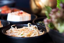 Mung-Sprossen stehen in einem Restaurant - Franziska Gabbert/dpa-tmn