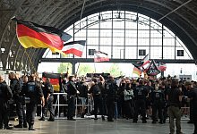 Teilnehmer einer rechtsextremen Demonstration gegen CSD Leipzig - Sebastian Willnow/dpa