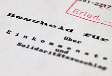 Ein Steuerbescheid über Einkommensteuer und Solidaritätszuschlag - Robert Michael/dpa