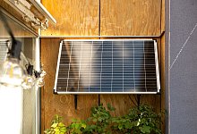 Sogar Mieter können auf dem Balkon Solarstrom erzeugen - mit solchen Paneelen mit gewöhnlichem Schuko-Stecker. - Laura Ludwig/dpa-tmn